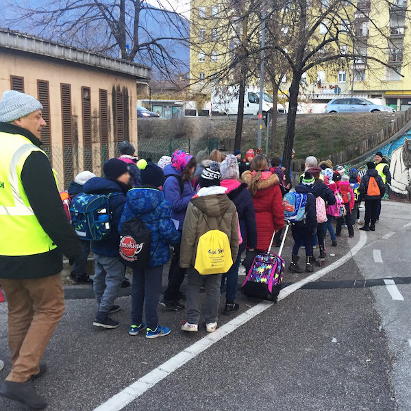 Schülerlotsen und Schüler auf dem Weg zur Schule