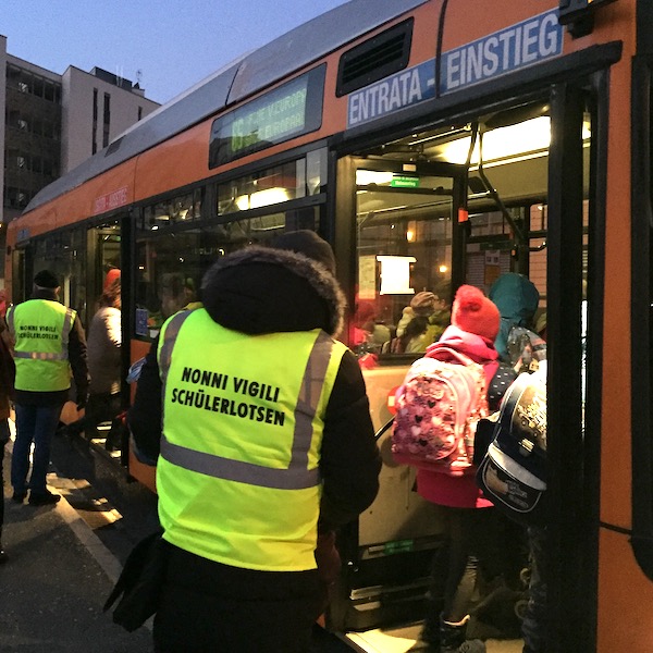 Schülerlotsen helfen Schülern beim Einsteigen in den Stadtbus